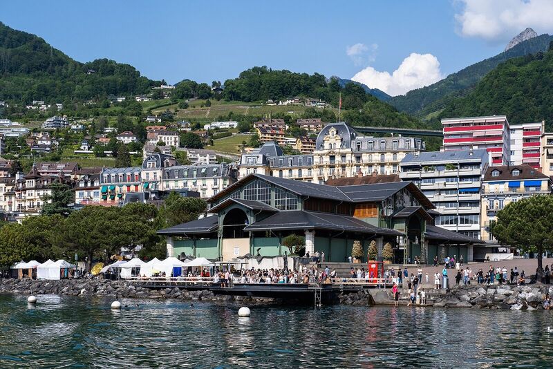 Marché couvert de Montreux depuis le Léman